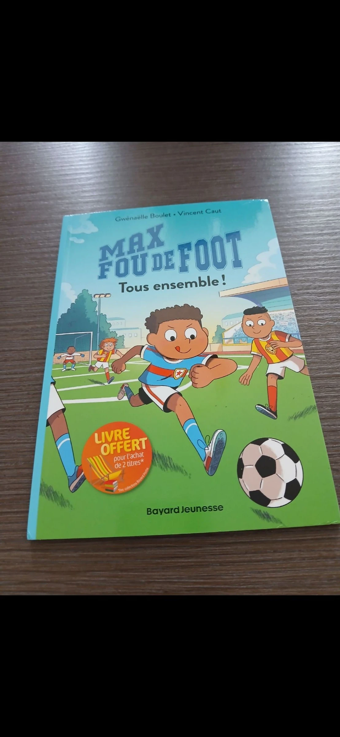 Livre Max fou de foot tous ensemble !